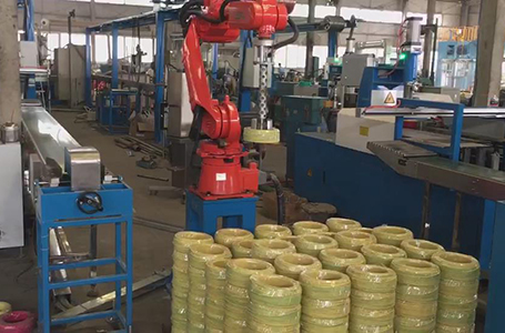 爾必地機械手為電線生產廠家代替人工作業(yè)，電線搬運視頻演示